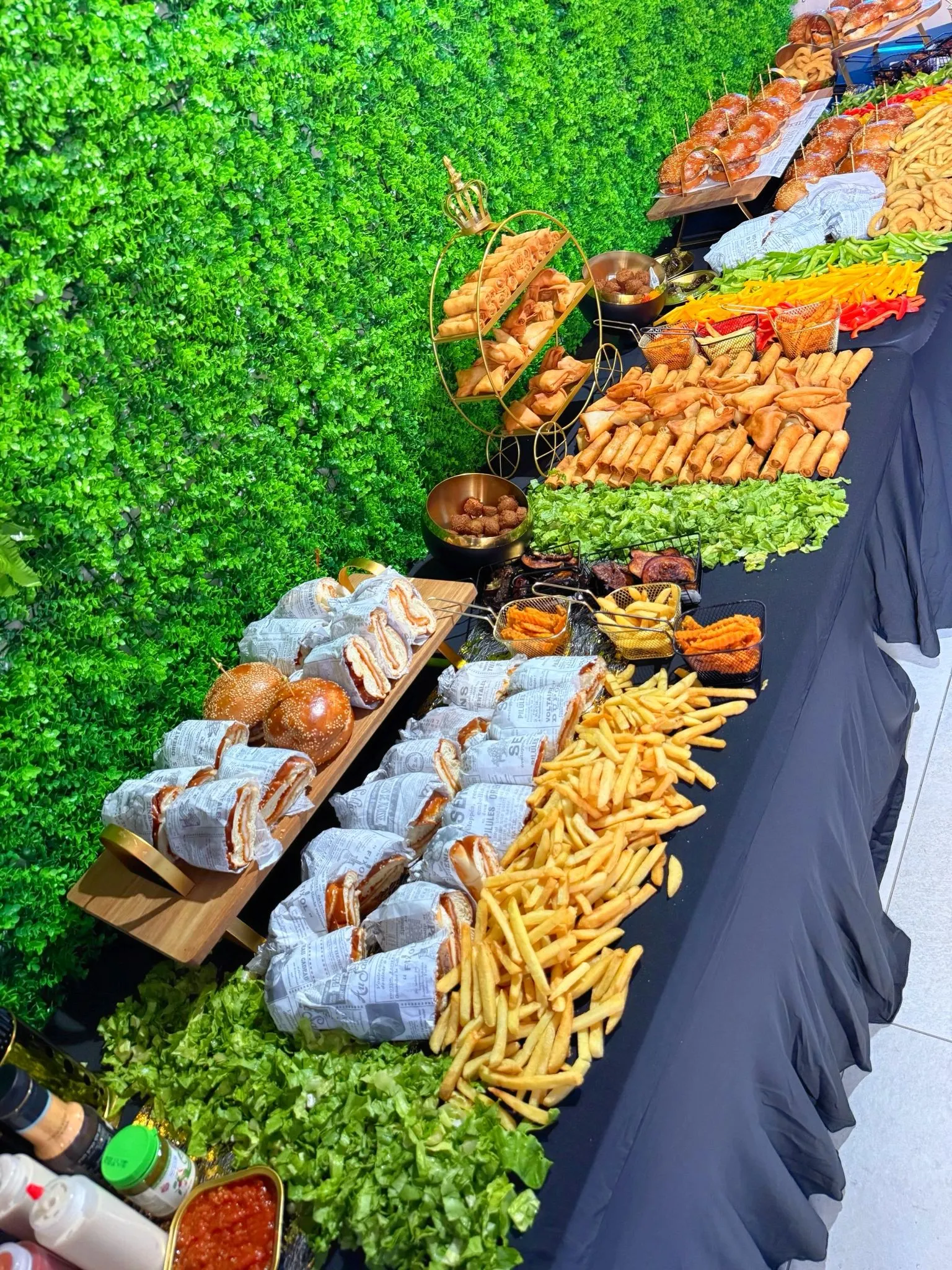 מבחר מנות משולחן השוק הבשרי בבילי ג׳ין
